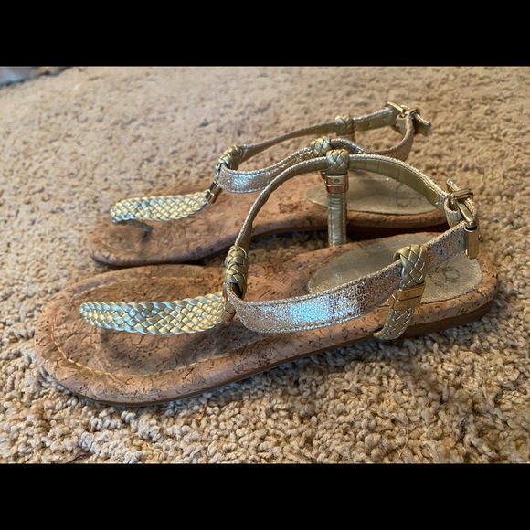 Gianni Bini size 7.5 gold sandals - Picture 3 of 6